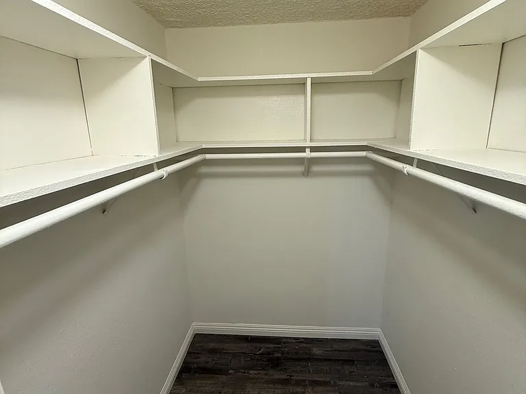Royal Wyandotte Apartments — Photo 10