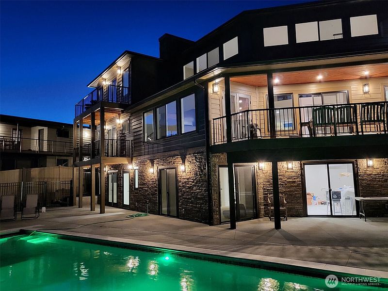 3rd image of 755 Wapato Way