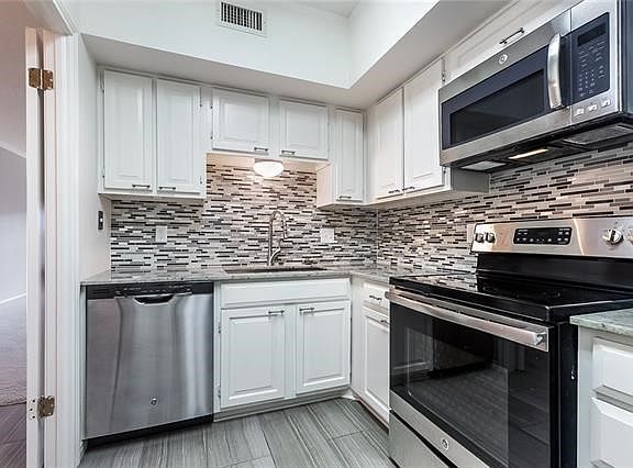 Renovated, fully equipped kitchen