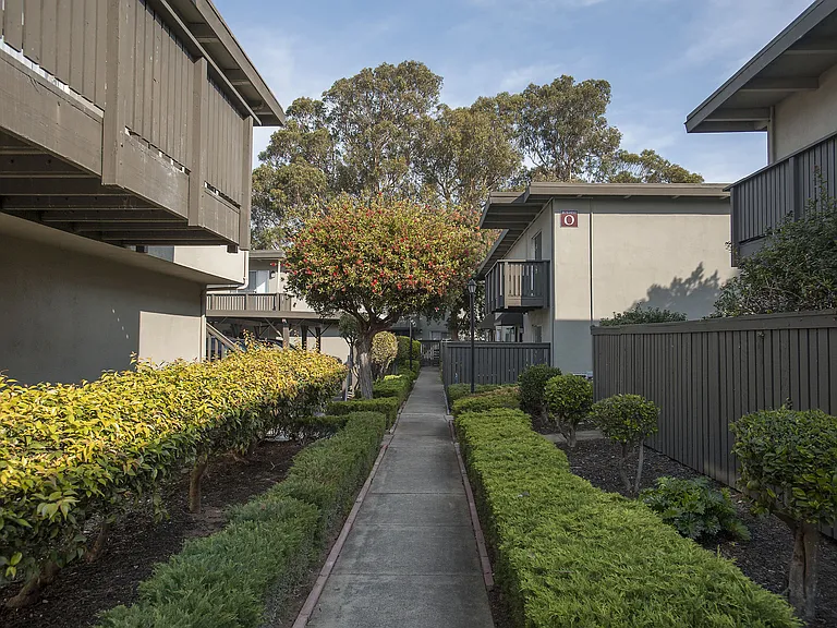 Monterey Townhouse — Photo 11