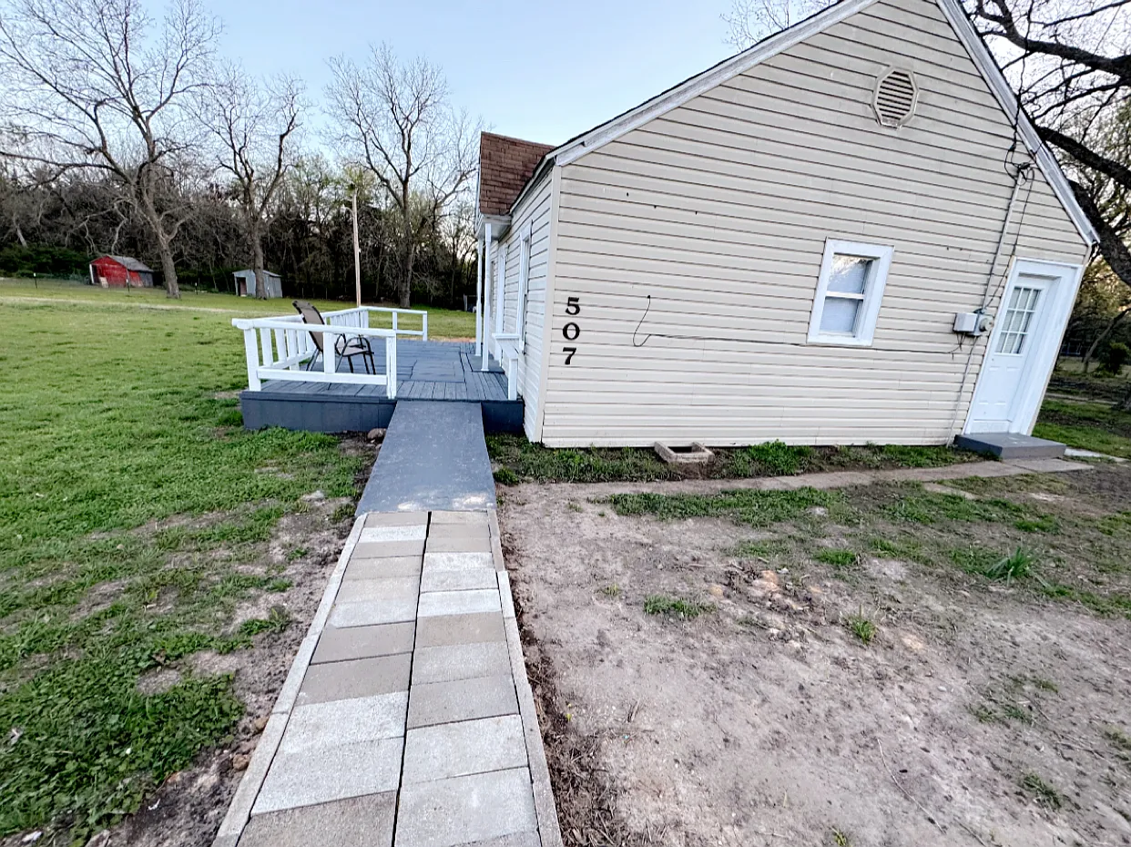 2 bed, 1000 sqft, $995 — Photo 1