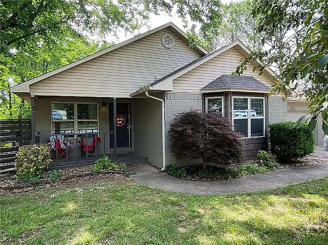 1863 N Hunters Rdg — Photo 1