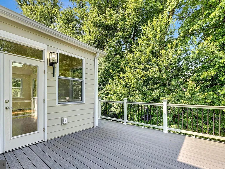 8901 Hargrove Ct — Photo 22