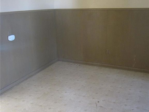 4th image of 2826 Hickory St