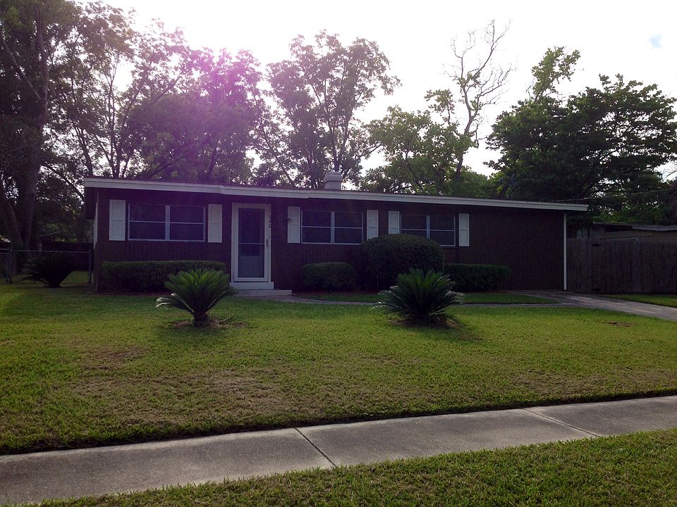 1st image of 940 Crest Dr E