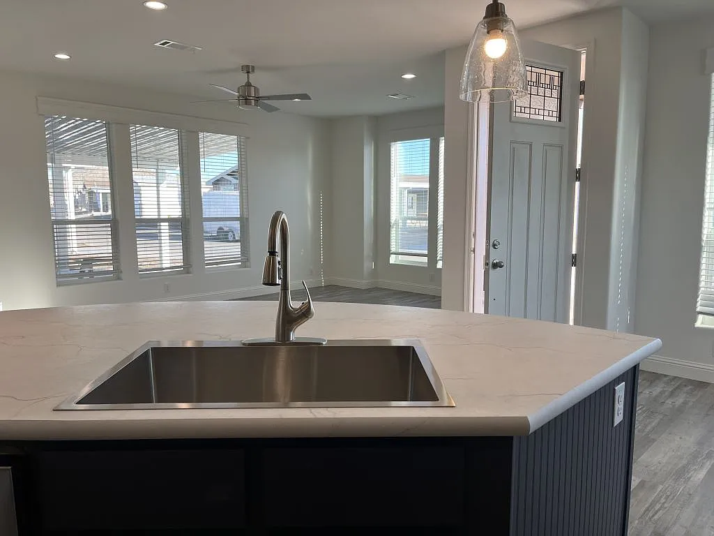2 bed, 2.0 bath, 1608 sqft, $1,749 — Photo 2