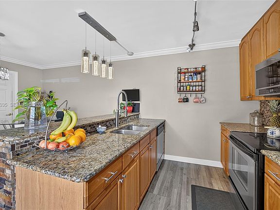 5th image of 953 Springdale Cir