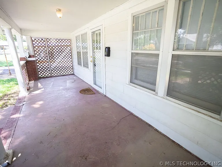 1147 S Florence Ave — Photo 9
