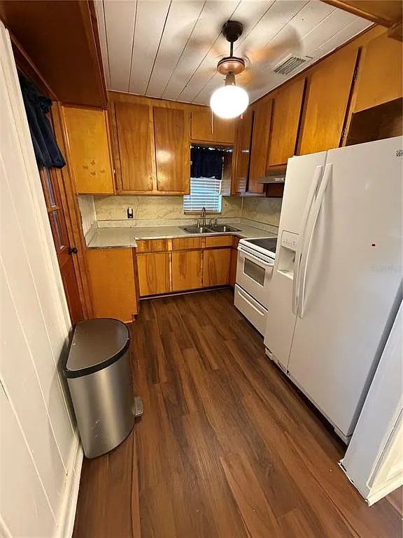 3 bed, 2.0 bath, 1220 sqft, $1,900 — Photo 4