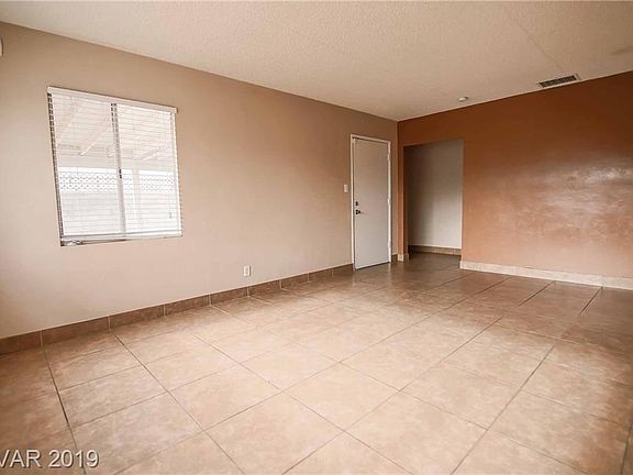5th image of 128 Dogwood St