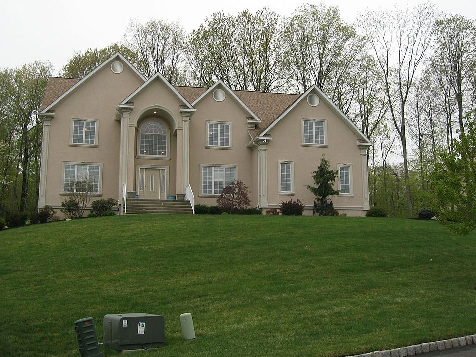 1st image of 43 Powder Horn Dr
