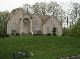 43 Powder Horn Dr, Suffern, NY 10901