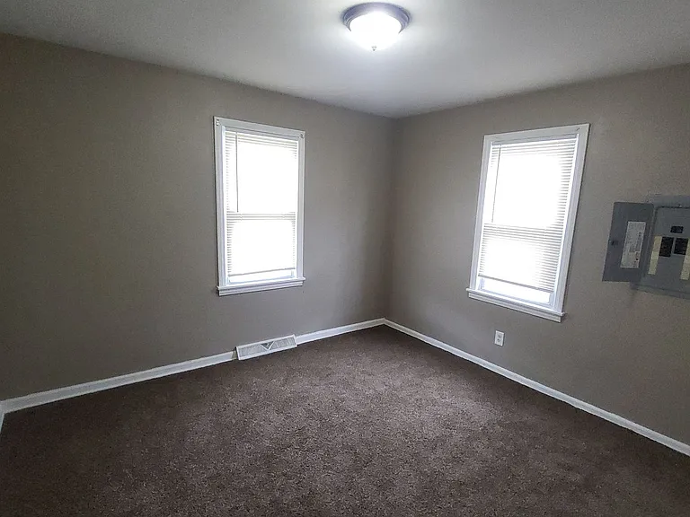 3701 N Whitney Ave — Photo 4