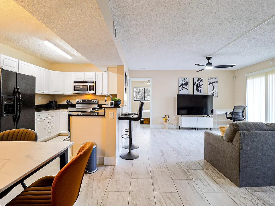 450 Palm Cir W #106