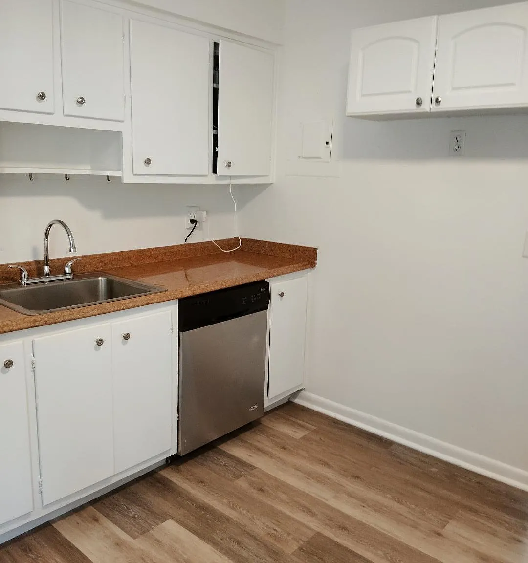 2 bed, 1.0 bath, 940 sqft, $2,350 — Photo 3