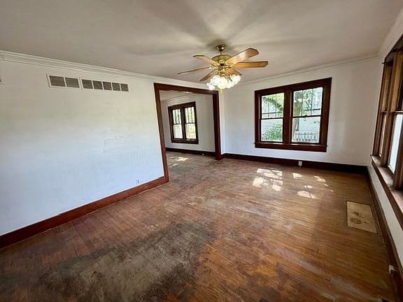 3rd image of 213 E Cedar St