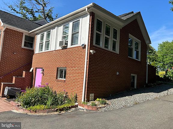 5th image of 404 Church St