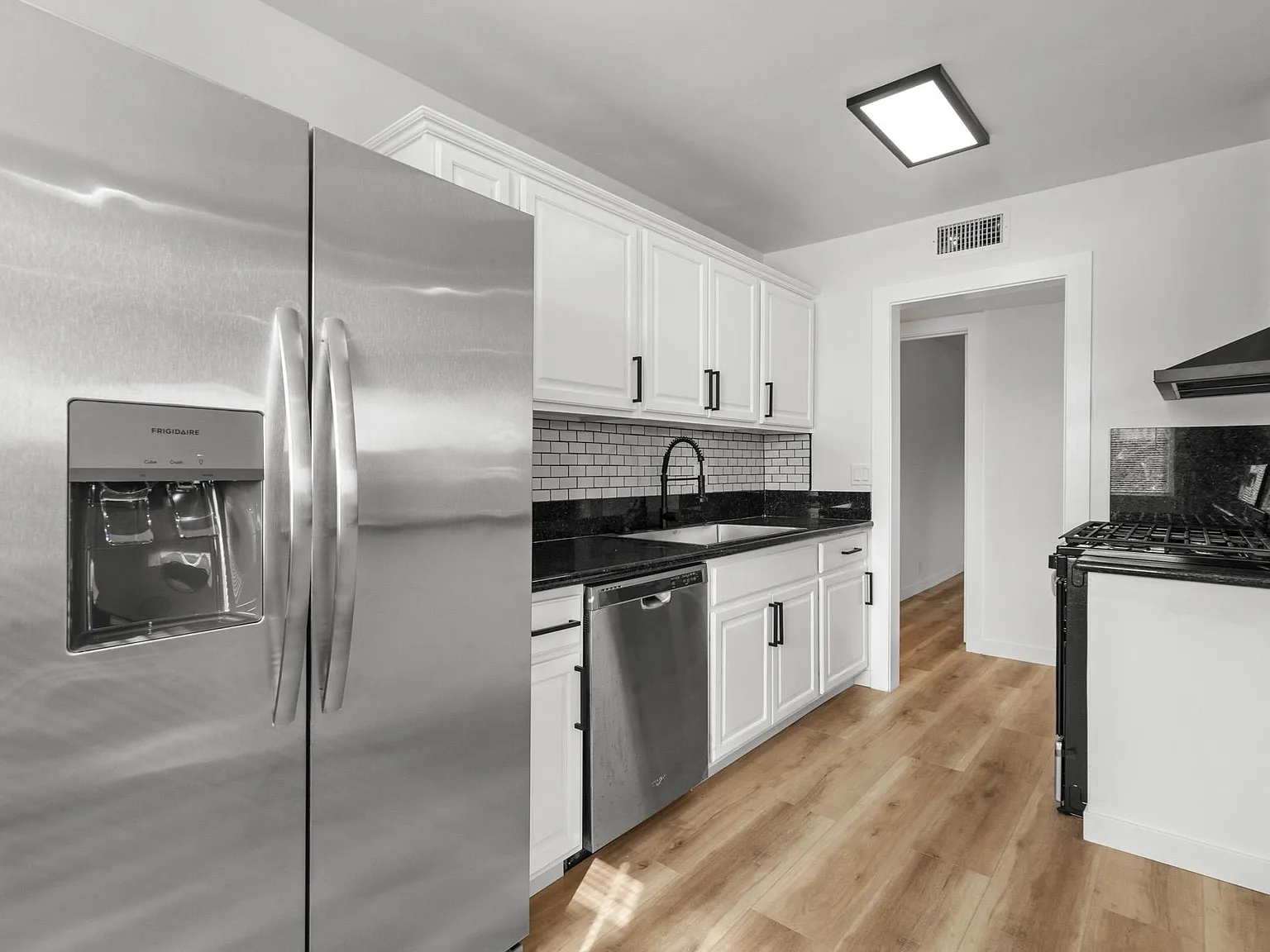 3 bed, 1000 sqft, $4,750 — Photo 4