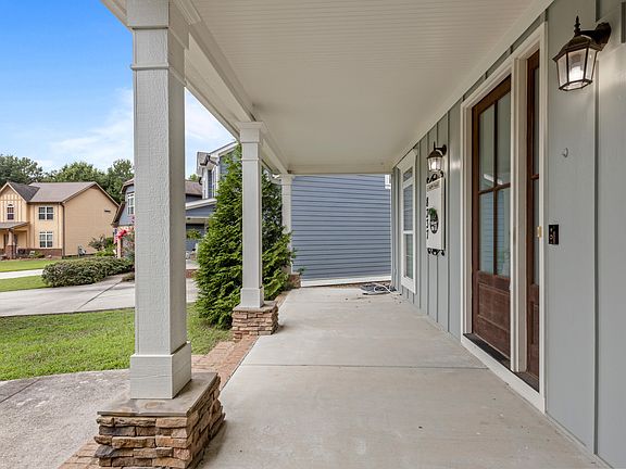 3rd image of 8337 Glenshire Ln