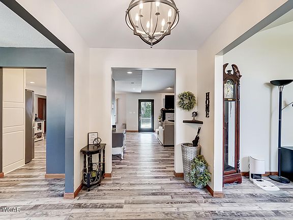 5th image of 1127 Charlotte Cir