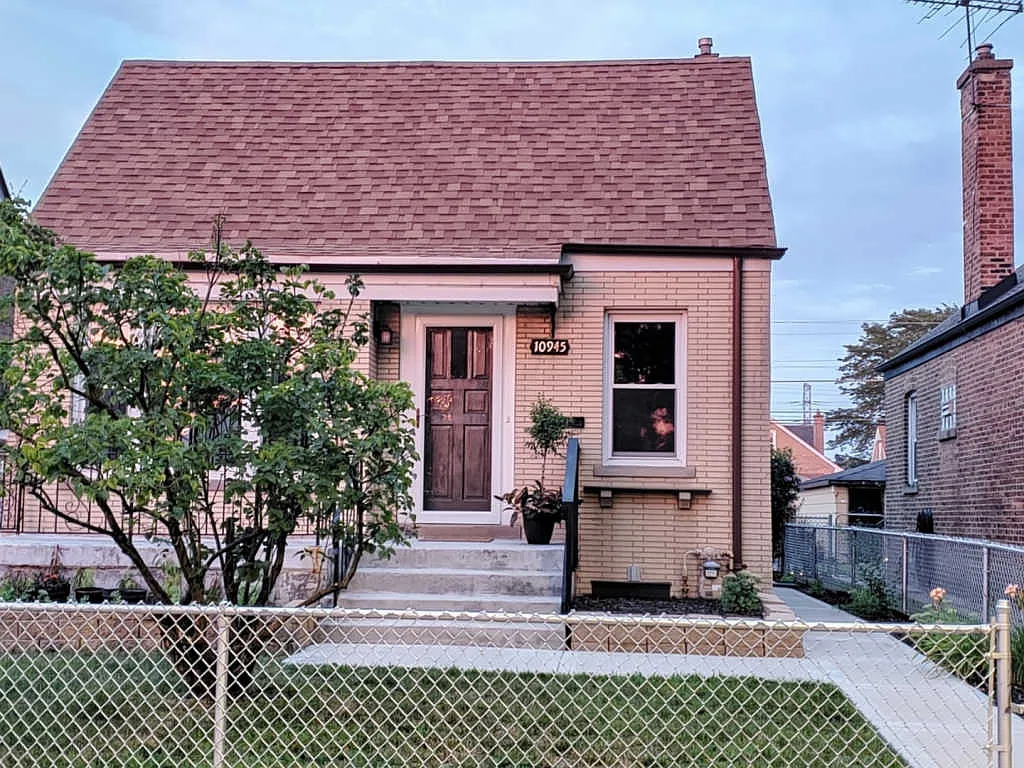 10945 S Avenue C photo 1