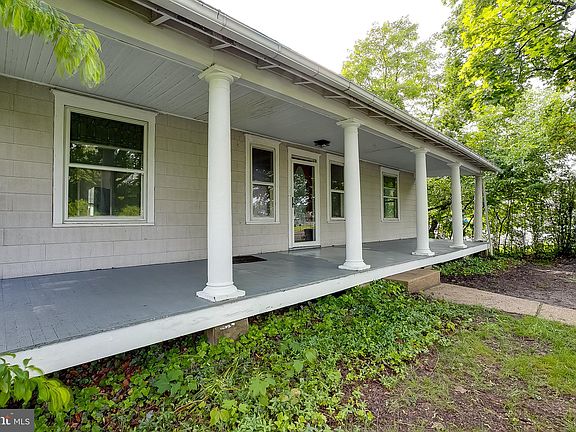 3rd image of 422 Lumberton Rd