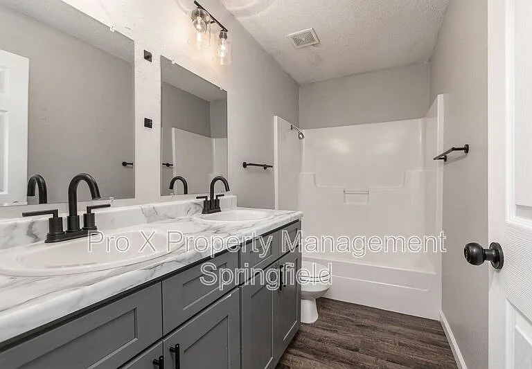 1147 E Elm St #9 — Photo 7