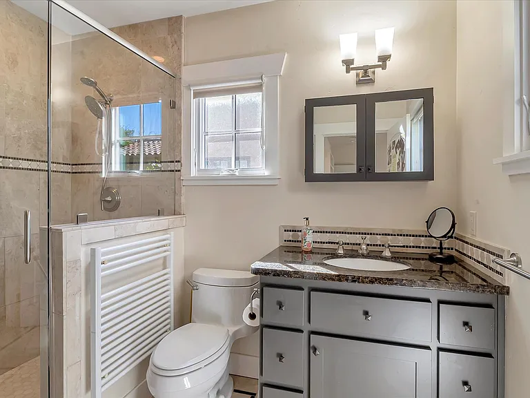 1568 Mariposa Ave — Photo 36