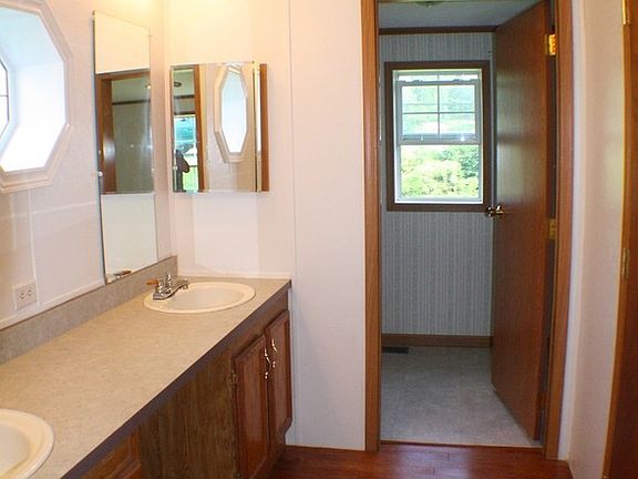 Master bathroom (1 of 2 bathrooms)
						:
						His/her sinks, walk-in closet, separate doors into toilet and bathtub, hardwood