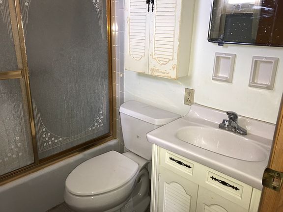 3rd image of 598 Crescent Dr
