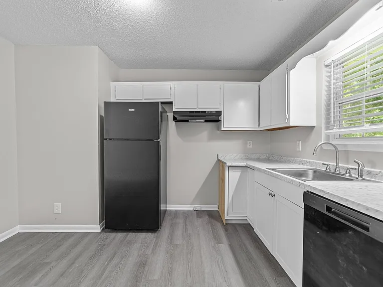Roberts Lane Apartments — Photo 15