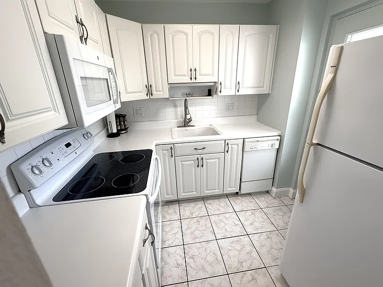 2555 NE 11th St #303 — Photo 3