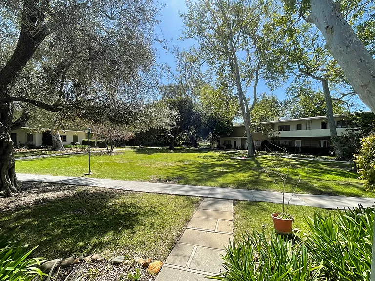 5507 Village Grn #5507 — Photo 1