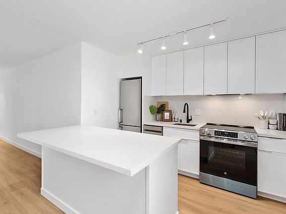 4th image of 2976 Washington St #3