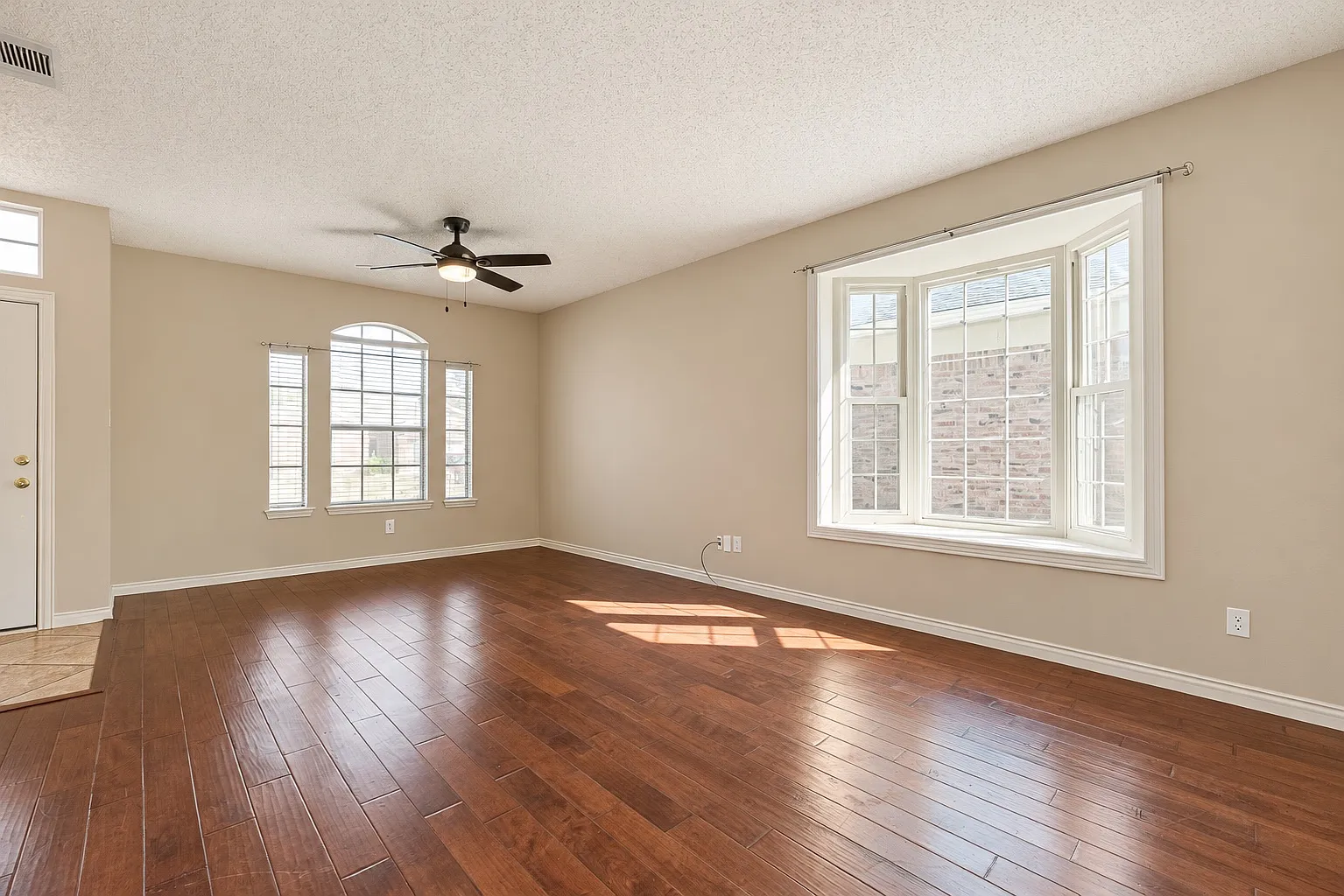 4 bed, 2026 sqft, $2,300 — Photo 4