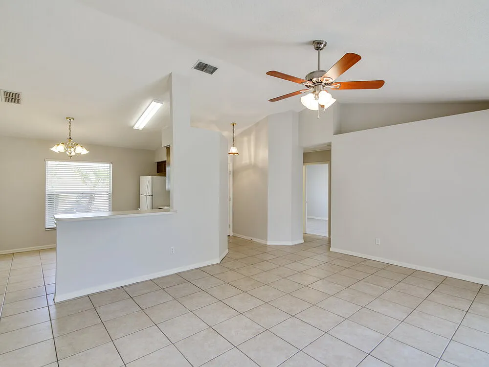 Building Photo - 918 Palm Forest Ln