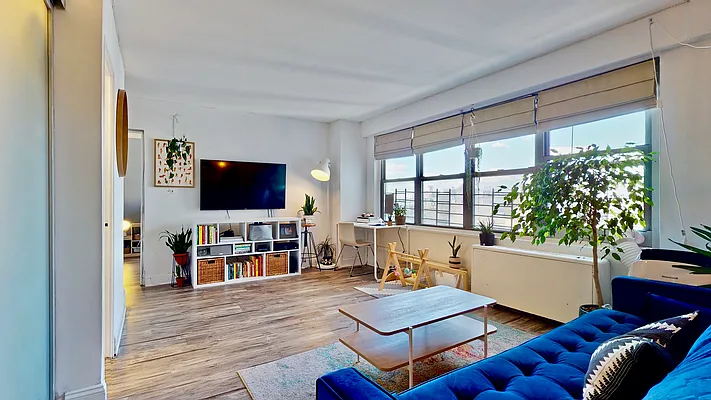 Sold by Bizzarro Agency | media 2