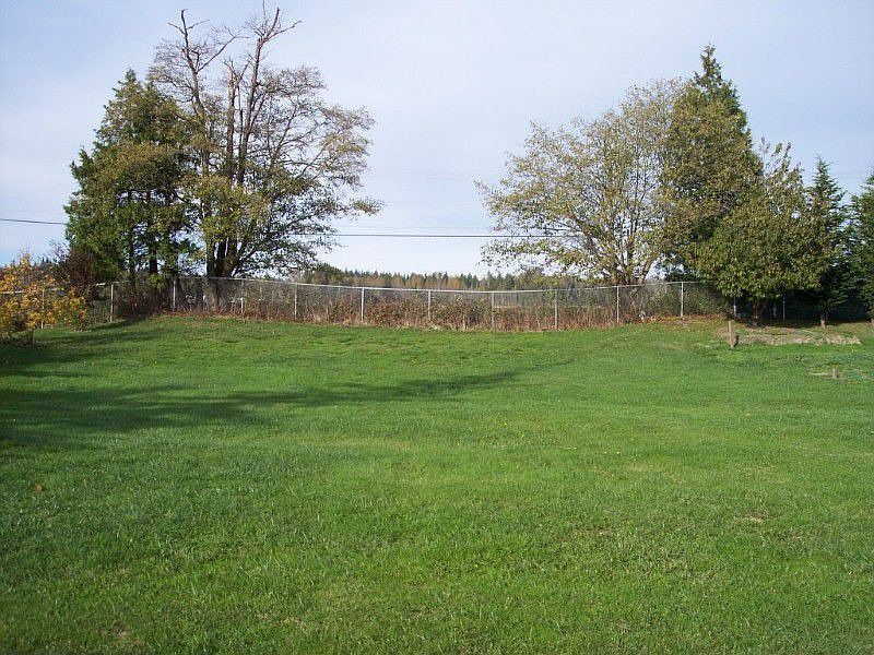Level building lot with all utilities to the property. Potential views of lake, bay and Mt. Baker. N