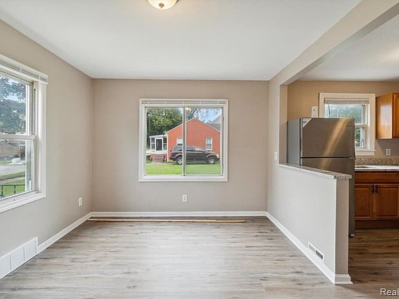 5th image of 23337 Vance Ave