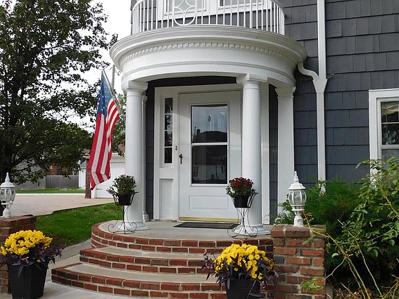 5th image of 813 1st Ave E