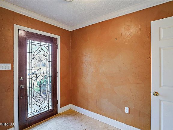 4th image of 321 Millcreek Dr