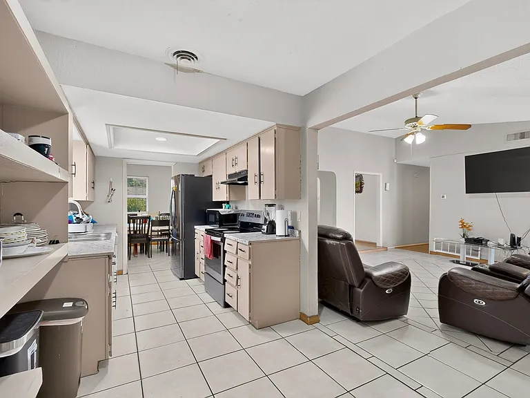 1514 Douglas Dr — Photo 18