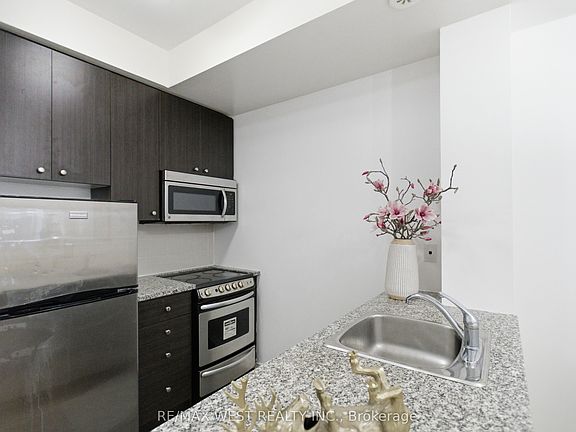 5th image of 19 Coneflower Cres #254