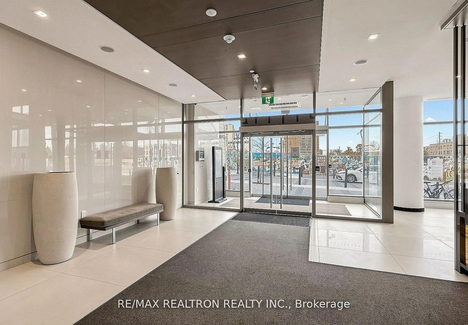 M2M Condos — Photo 3