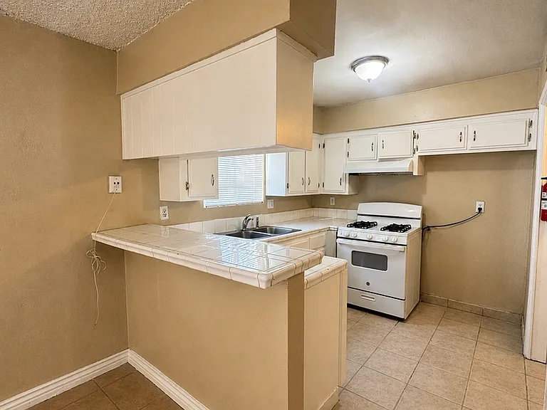 1107 L Street A-D — Photo 4