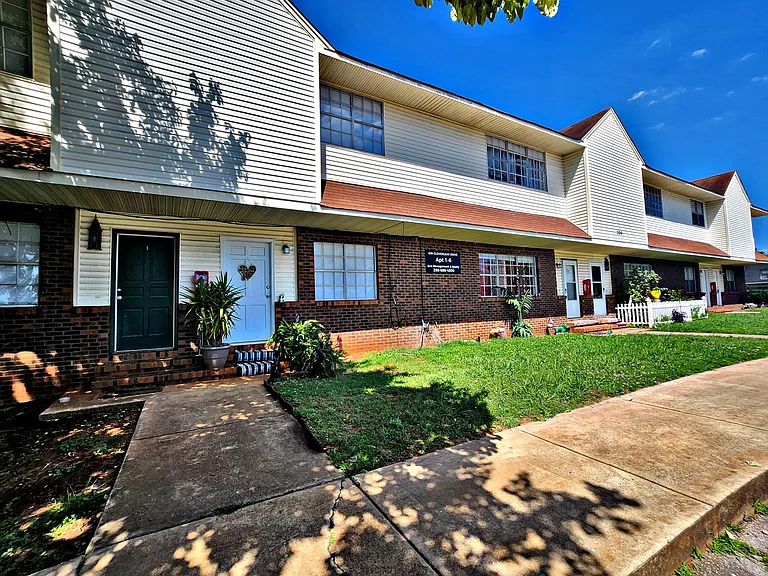 209 Cloverleaf Dr — Photo 1