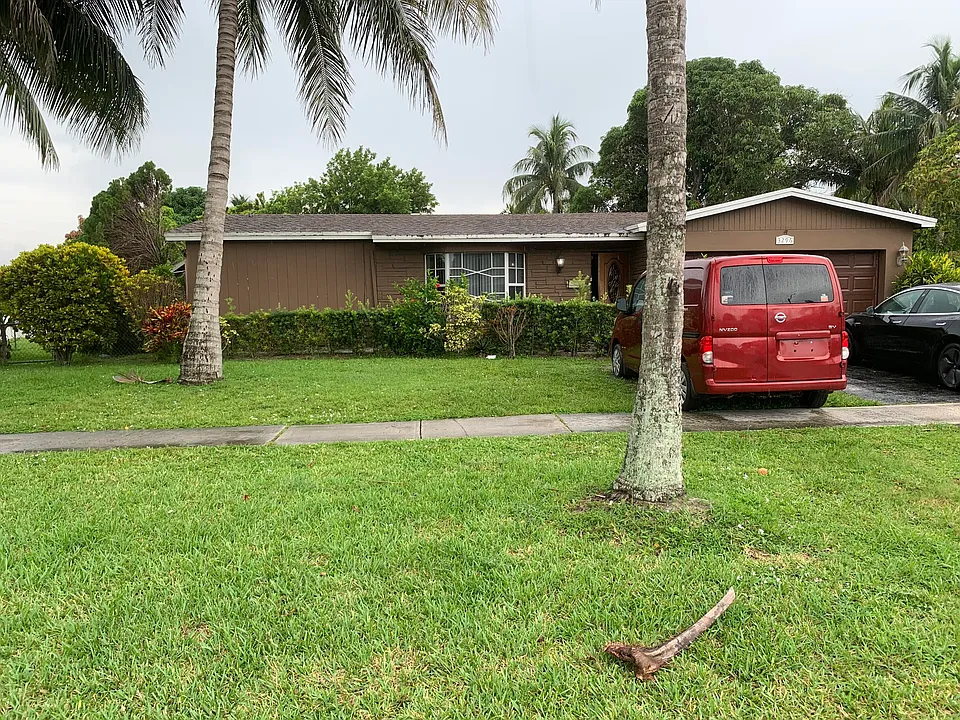 3296 NW 41st St