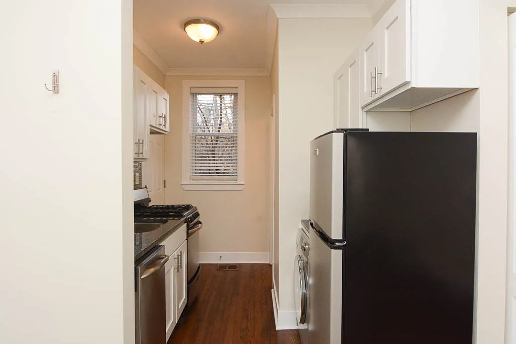 Building Photo - 646.5 W Roscoe St #N2