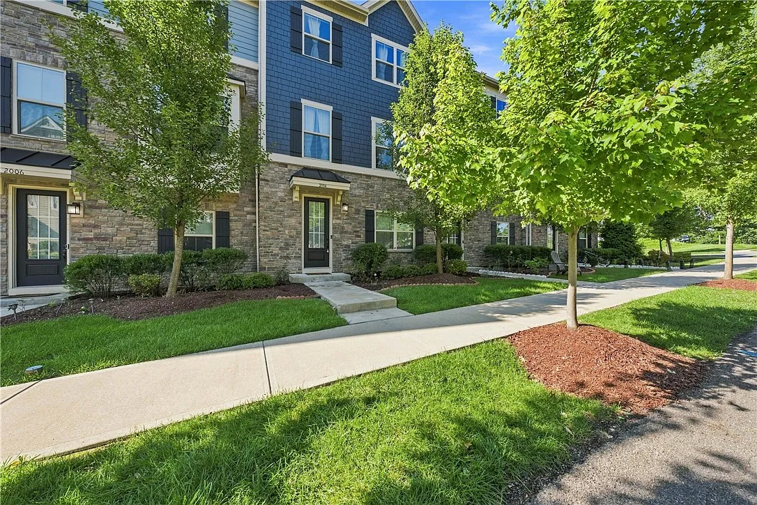 4 bed, 3.5 bath, 2232 sqft, $3,000 — Photo 2