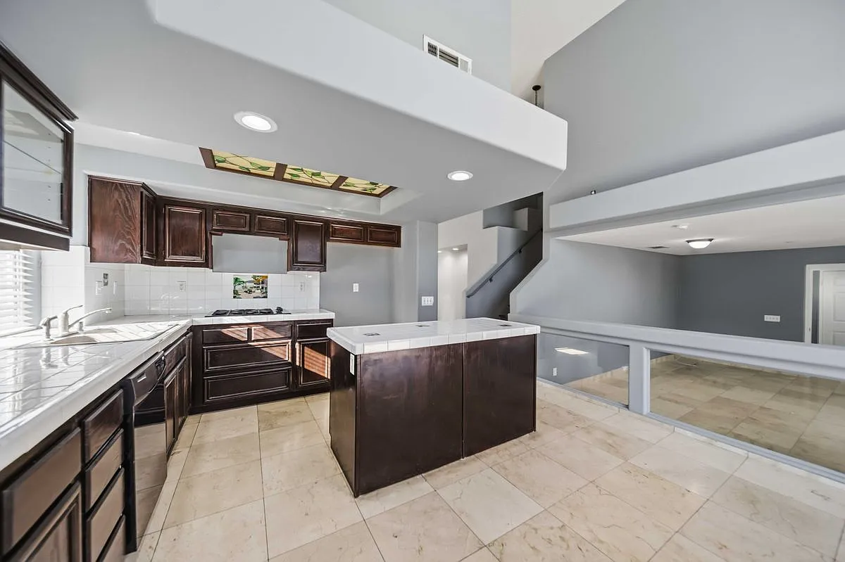 3 bed, 3.0 bath, 1807 sqft, $3,180 — Photo 3